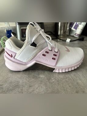 Nike Women’s Metcon Training Shoe - White & Light Pink